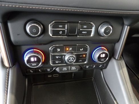 Used 2023 Chevrolet Suburban High Country AWD/4WD image 16