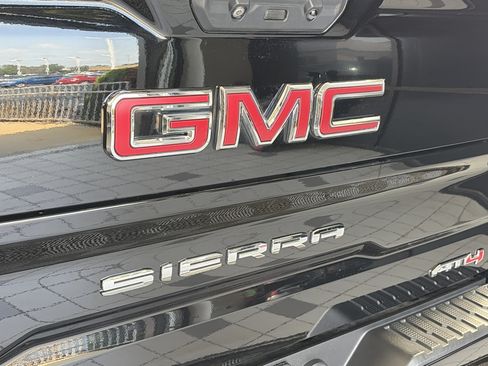 Used 2023 GMC Sierra 1500 AT4 w/ AT4 Premium Package AWD/4WD image 15
