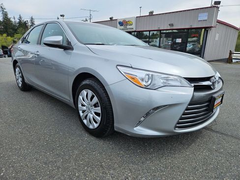 Used 2016 Toyota Camry LE image 3