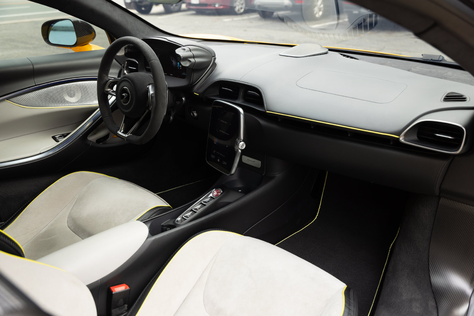 Used 2023 McLaren Artura RWD image 17