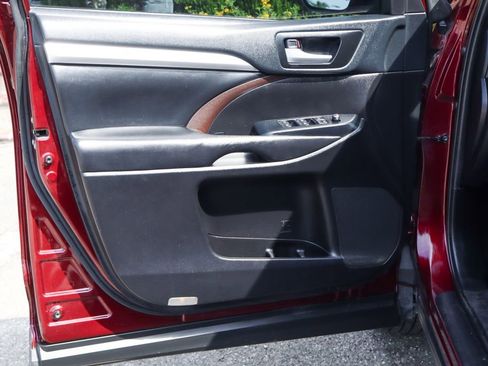 Used 2019 Toyota Highlander XLE FWD image 16