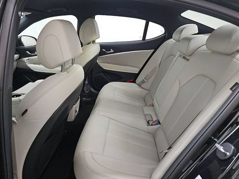Used 2025 Genesis G70 2.5T image 7