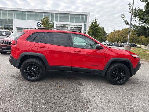 Used 2017 Jeep Cherokee Trailhawk image 8