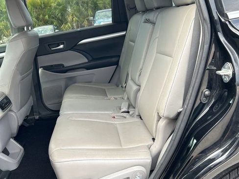 Used 2017 Toyota Highlander XLE AWD/4WD image 23