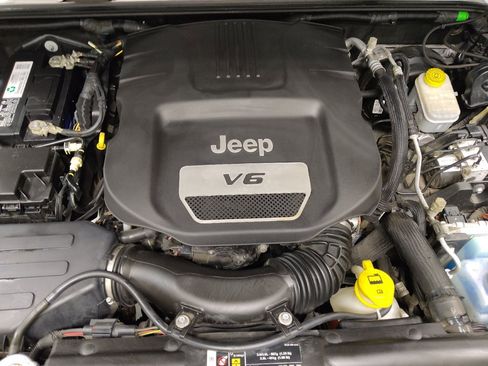 Used 2018 Jeep Wrangler Unlimited Sahara w/ Connectivity Group AWD/4WD image 30