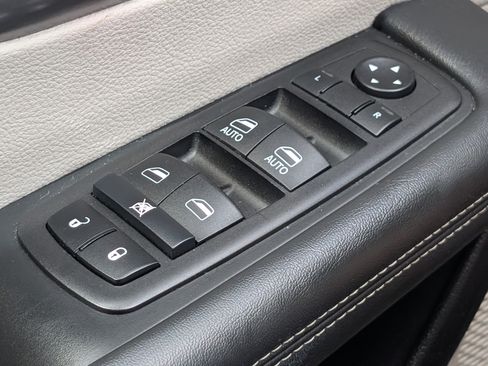 Used 2024 Chrysler Pacifica Touring-L FWD image 21