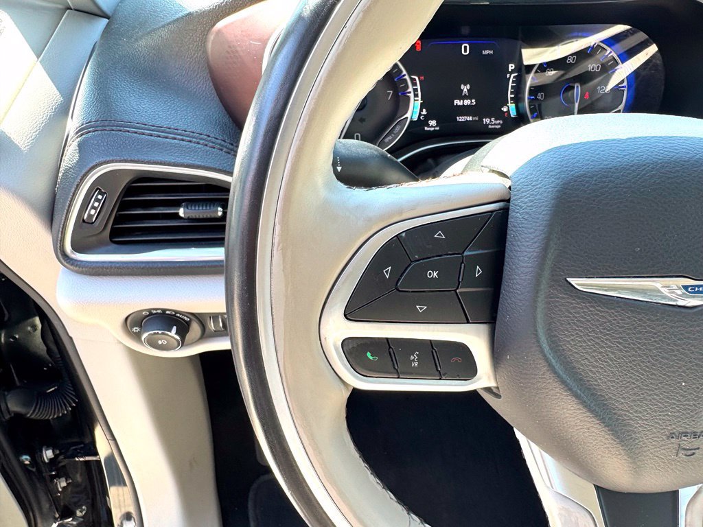 Used 2020 Chrysler Pacifica Limited FWD image 30