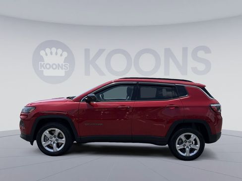 Used 2023 Jeep Compass Latitude w/ Convenience Group AWD/4WD image 2