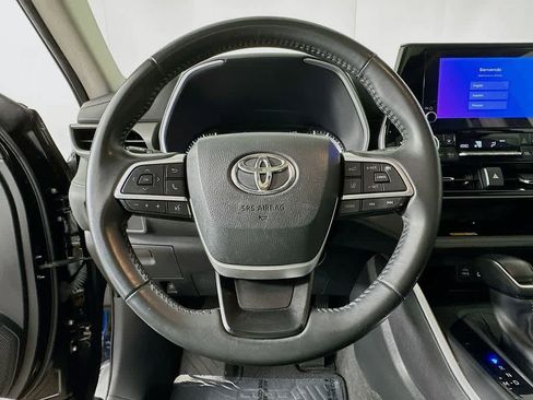 Used 2023 Toyota Highlander XLE image 16