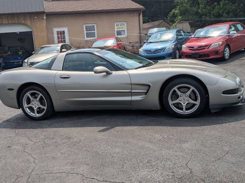 Used 2001 Chevrolet Corvette Coupe w/ Preferred Equipment Group1 image 4
