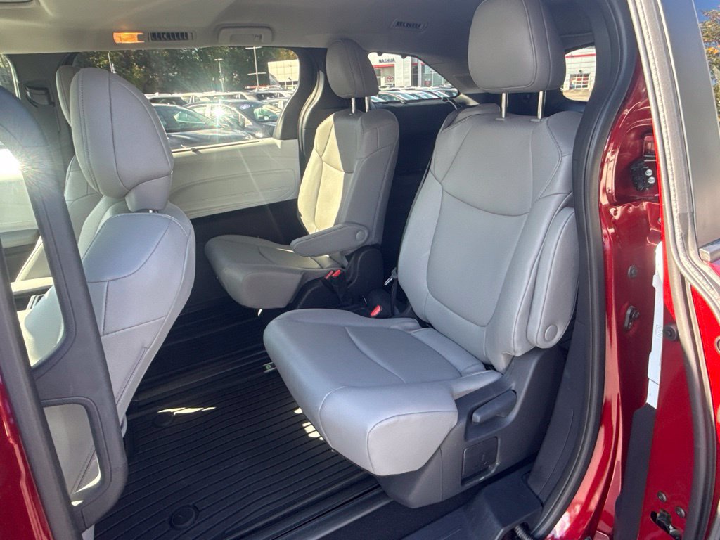Used 2026 Toyota Sienna XLE FWD image 15