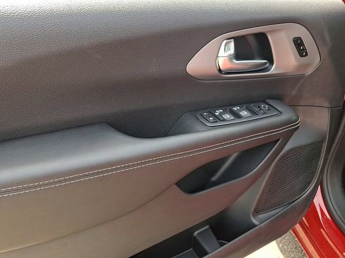 New 2027 Chrysler Pacifica Select FWD image 9