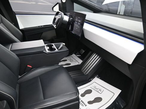 Used 2024 Tesla Cybertruck AWD Crew Cab image 32