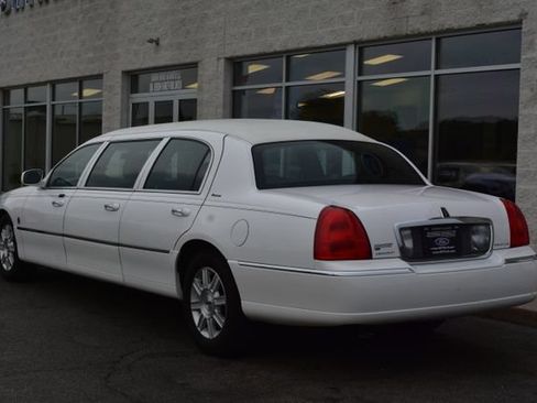 Used 2008 Lincoln Town Car Executive RWD image 8