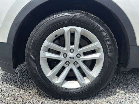 Used 2014 Ford Explorer XLT w/ Equipment Group 202A AWD/4WD image 12