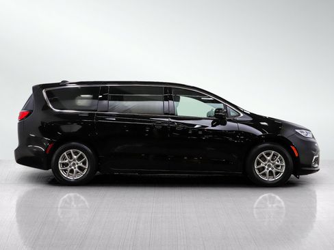 Used 2025 Chrysler Pacifica Select FWD image 6