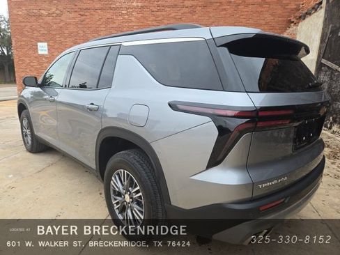 Used 2025 Chevrolet Traverse LT FWD image 5