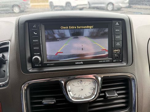 Used 2016 Chrysler Town & Country Touring image 15