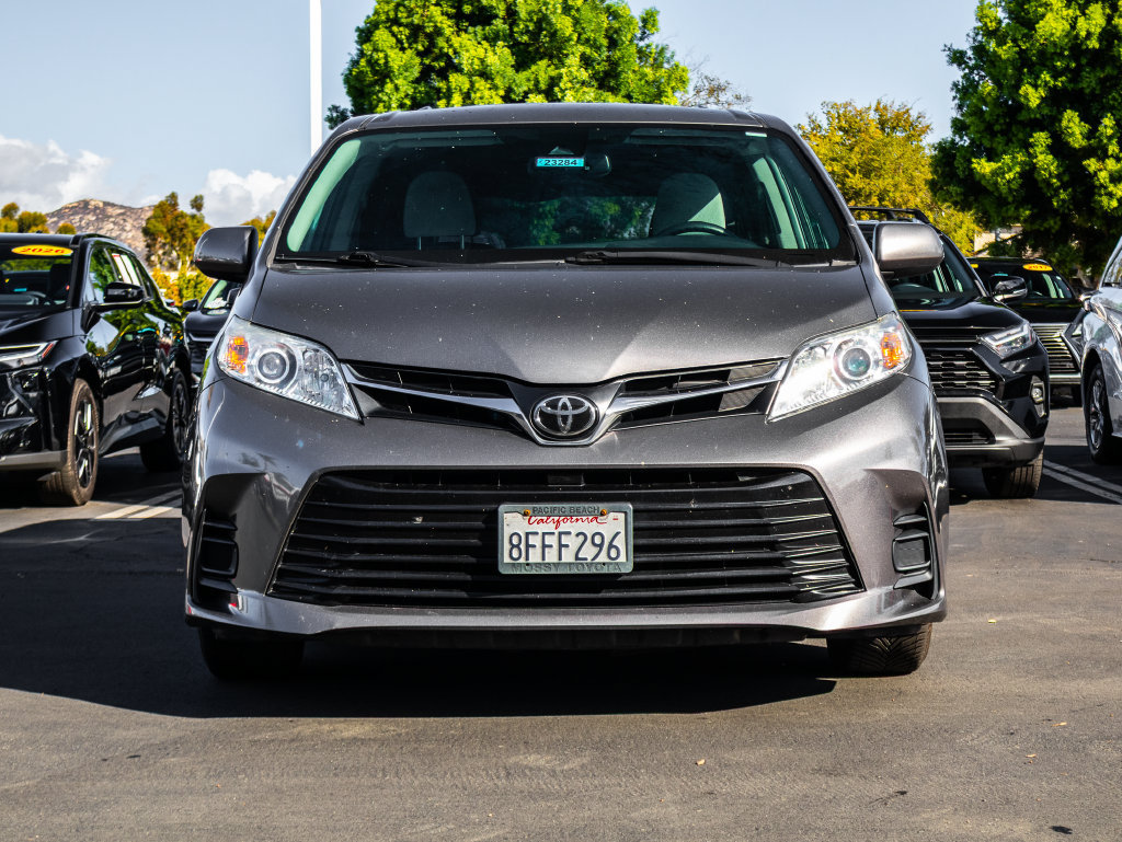 Used 2018 Toyota Sienna LE FWD image 3