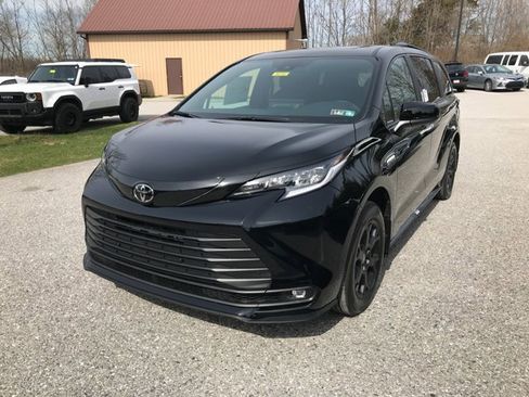 New 2026 Toyota Sienna XLE Woodland Edition image 4