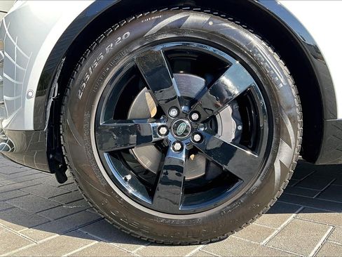 Used 2024 Land Rover Discovery Dynamic SE image 8