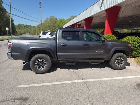 Used 2020 Toyota Tacoma TRD Off-Road AWD/4WD image 11
