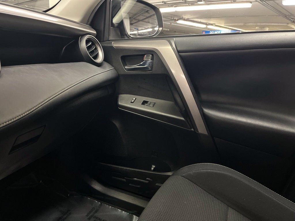 Used 2017 Toyota RAV4 XLE AWD/4WD image 28