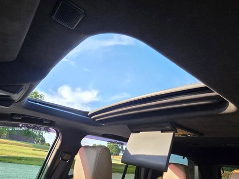 Used 2019 Cadillac Escalade Platinum AWD/4WD image 22