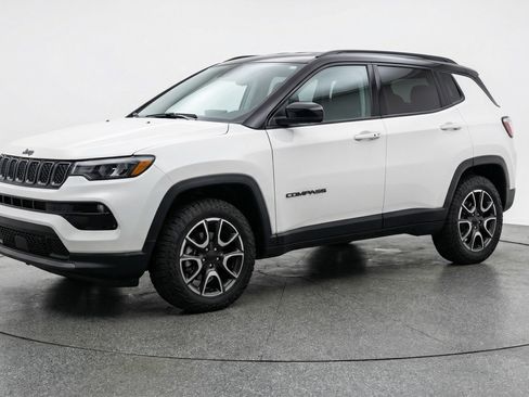 Used 2025 Jeep Compass Trailhawk image 3