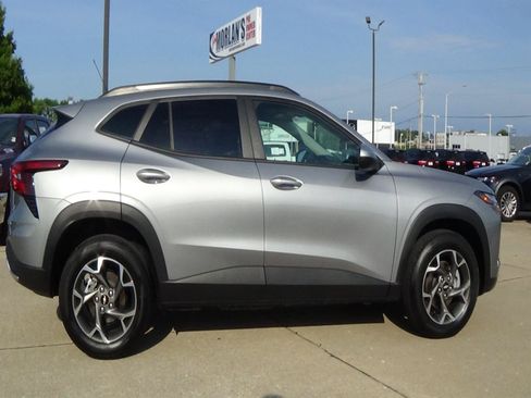 Used 2025 Chevrolet Trax LT w/ LT Convenience Package FWD image 5