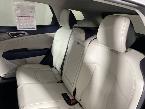 Used 2023 Kia Sportage EX image 32