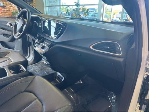 Used 2025 Chrysler Pacifica Select FWD image 27