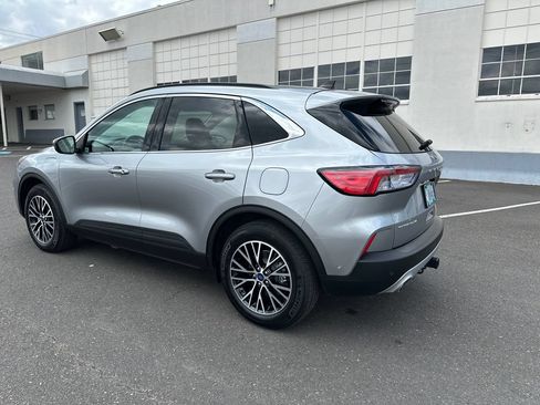 Used 2022 Ford Escape Titanium w/ Titanium Premium Package FWD image 4