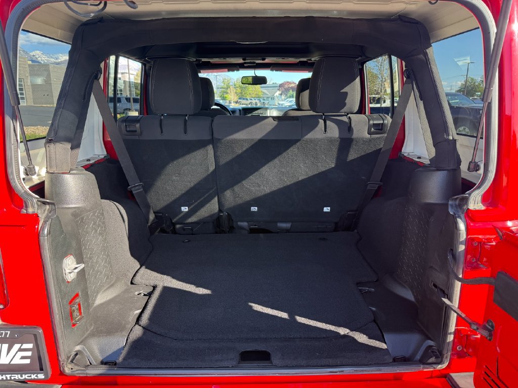 Used 2018 Jeep Wrangler Unlimited Sahara w/ Max Tow Package AWD/4WD image 14