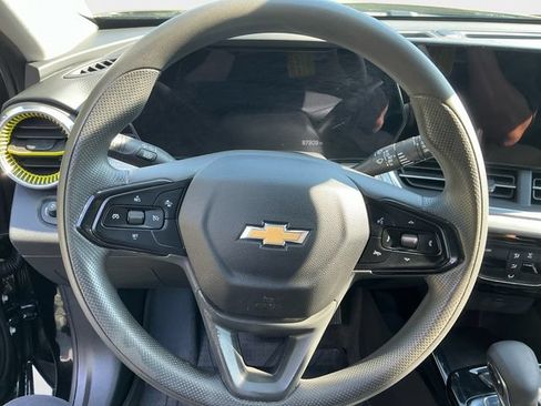 Used 2024 Chevrolet Trax LT FWD image 13