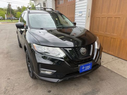 Used 2018 Nissan Rogue SV w/ Premium Package FWD image 1