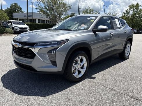 Used 2024 Chevrolet Trax LS w/ LS Convenience Package FWD image 7