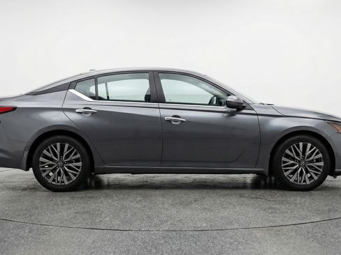 Used 2025 Nissan Altima 2.5 SV image 11