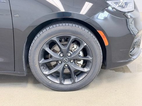 Used 2025 Chrysler Pacifica Limited FWD image 4