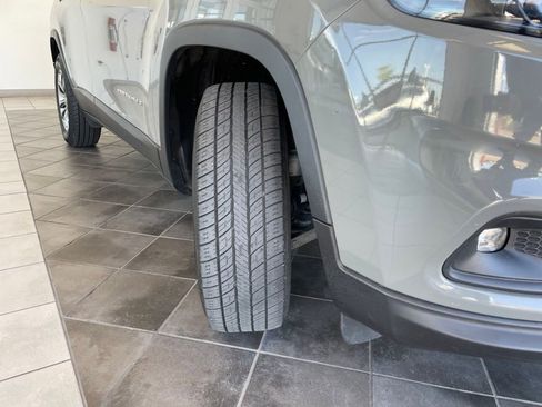 Used 2019 Jeep Cherokee Latitude Plus w/ Cold Weather Group AWD/4WD image 13