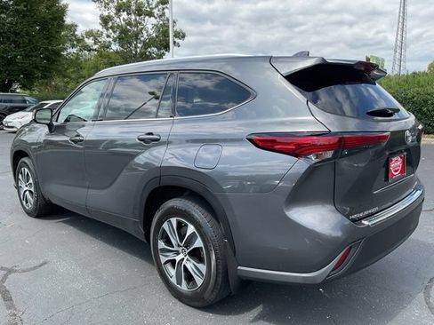 Used 2022 Toyota Highlander XLE AWD/4WD image 10