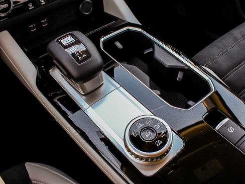 New 2025 Mitsubishi Outlander SE image 28