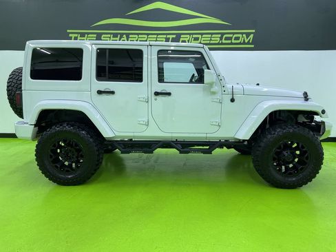 Used 2018 Jeep Wrangler Unlimited Sahara w/ Connectivity Group AWD/4WD image 11
