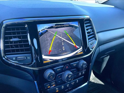 Used 2020 Jeep Grand Cherokee Laredo image 21