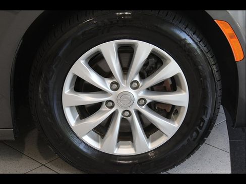 Used 2018 Chrysler Pacifica Touring Plus FWD image 10