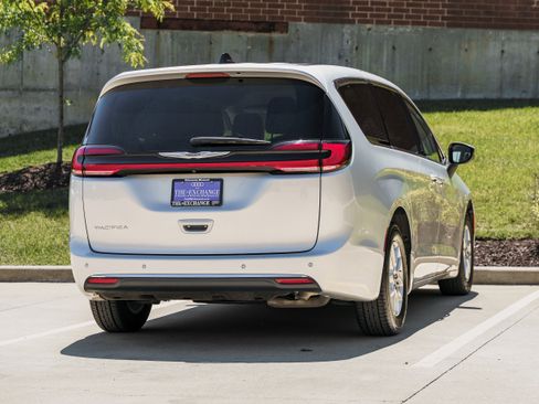 Used 2023 Chrysler Pacifica Touring-L FWD image 4