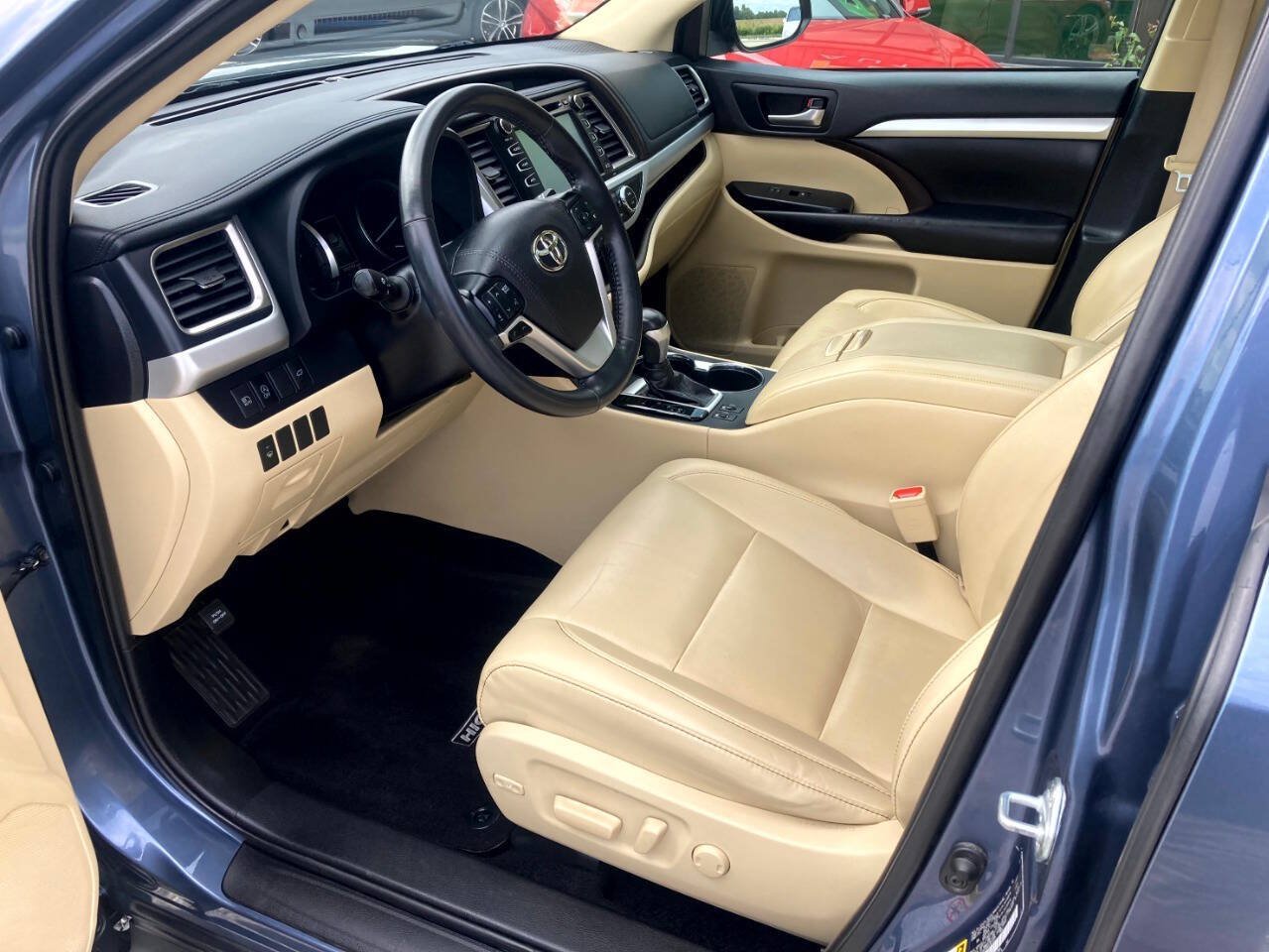 Used 2019 Toyota Highlander XLE FWD image 9