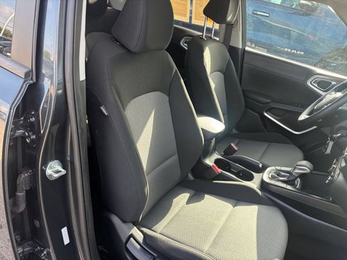 Used 2025 Kia Soul LX w/ LX Technology Package FWD image 34