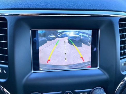 Used 2021 Jeep Grand Cherokee Laredo image 27