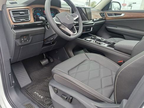 Used 2025 Volkswagen Atlas SE image 19